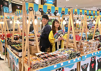 受熊本县委托进行推进出口事业，在上海的超市进行试销售的情景