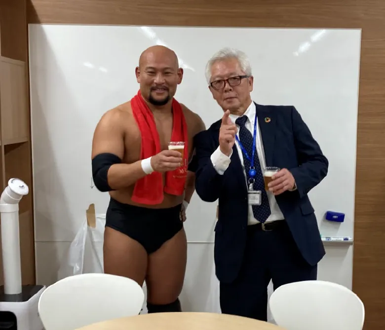 写真：桜島なおき選手と香田代表取締役社長