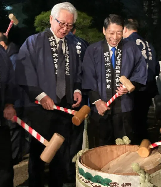 写真：鏡開きをする服部福岡県知事と香田代表取締役社長